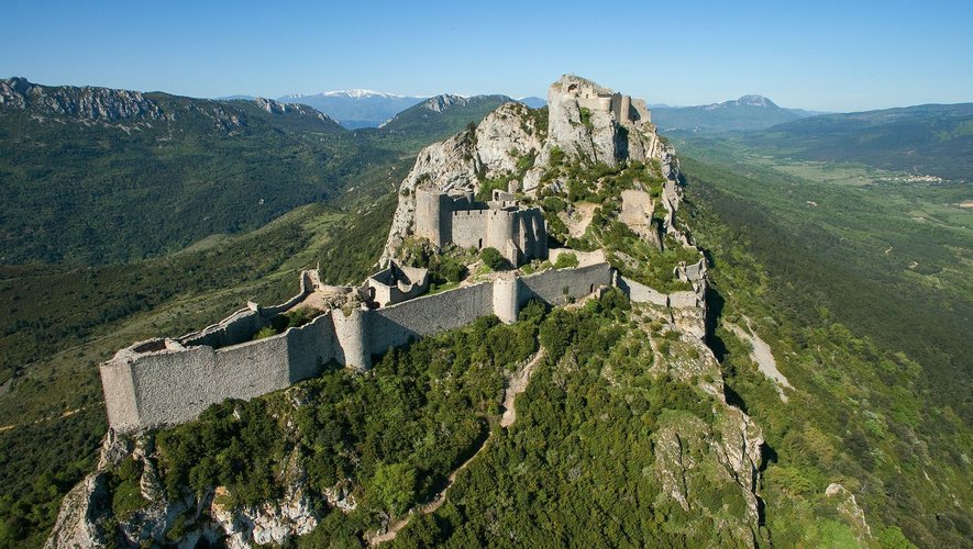 Vue aérienne du Château de Peyrepertuse, une forteresse médiévale perchée sur un éperon rocheux dans les montagnes des Corbières, en plein cœur du Pays Cathare.