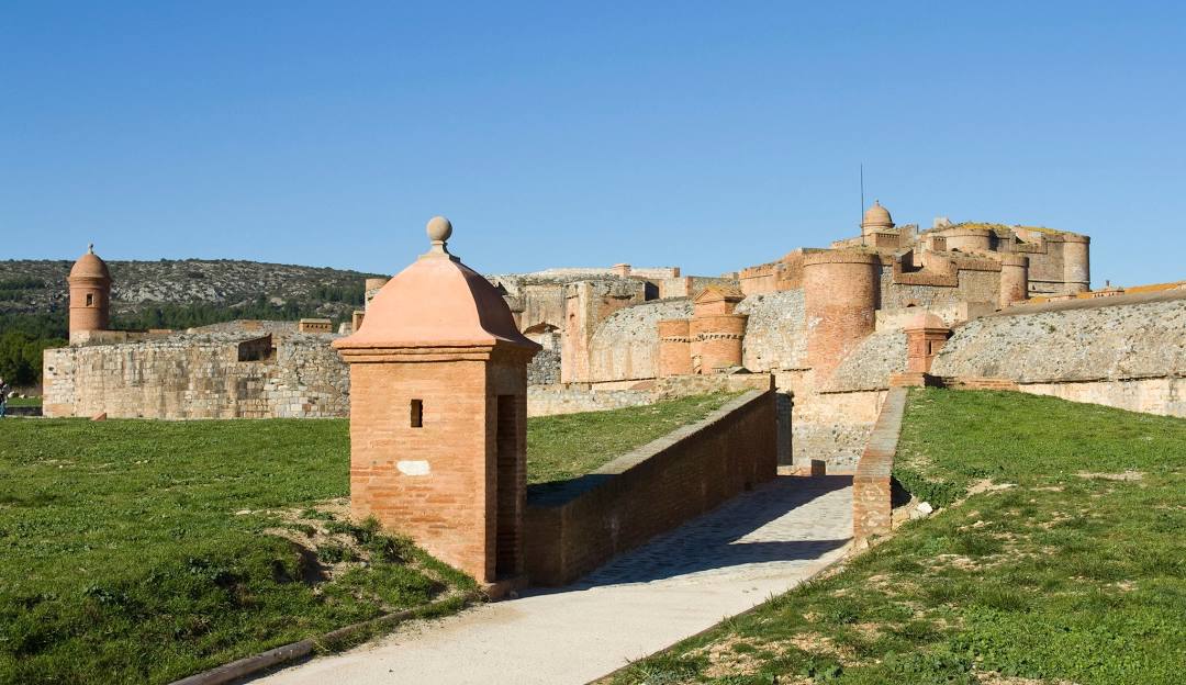 Vue de la Forteresse de Salses, une imposante structure militaire datant du XVe siècle, située entre Narbonne et Perpignan en Occitanie.